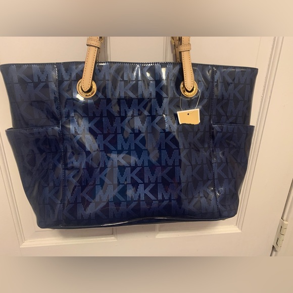Michael Kors Signature PVC jet set tote in Navy Blue - Picture 2 of 12